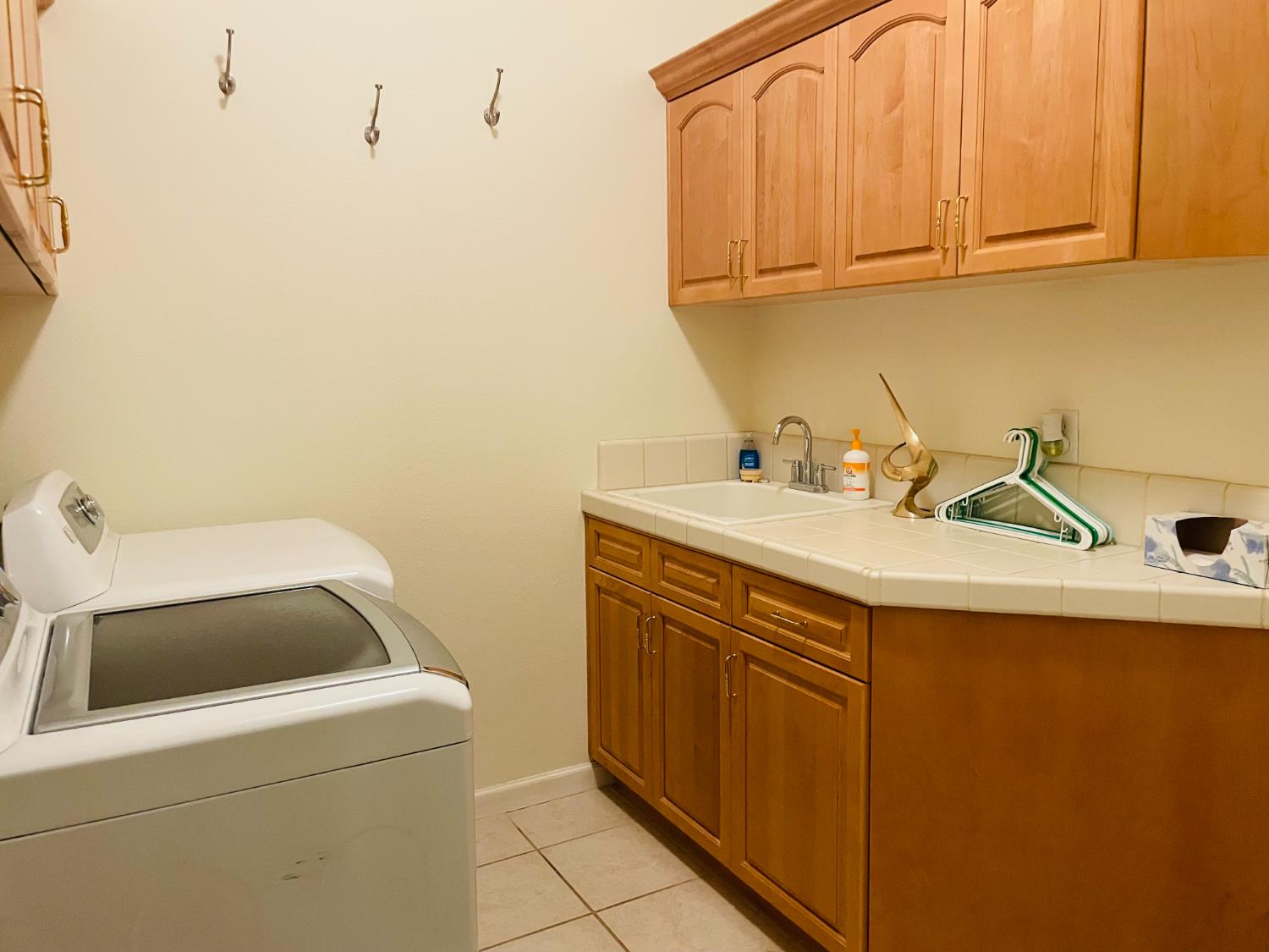 563 W Omaha Avenue, Clovis, CA, 93619