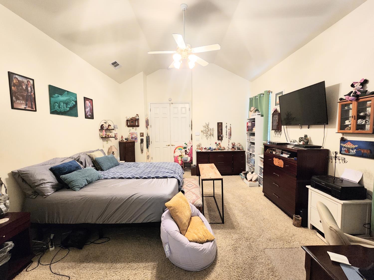 563 W Omaha Avenue, Clovis, CA, 93619