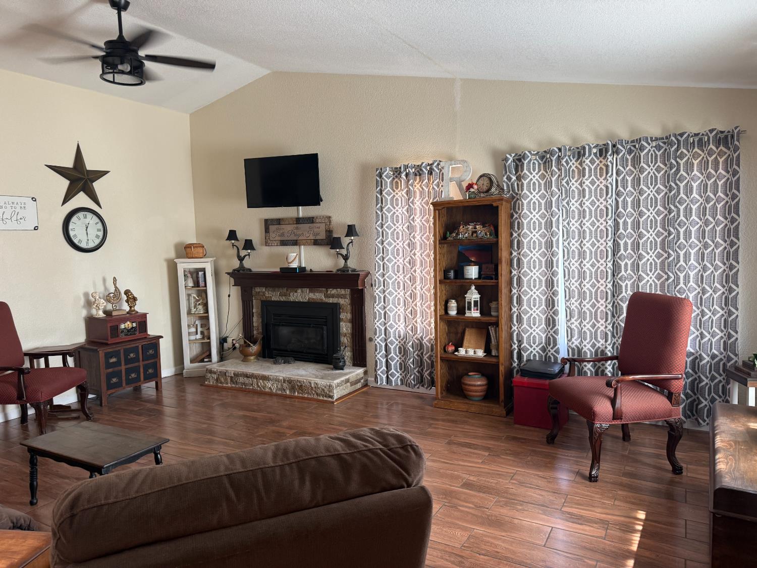 Single Family in Kerman - photo 2