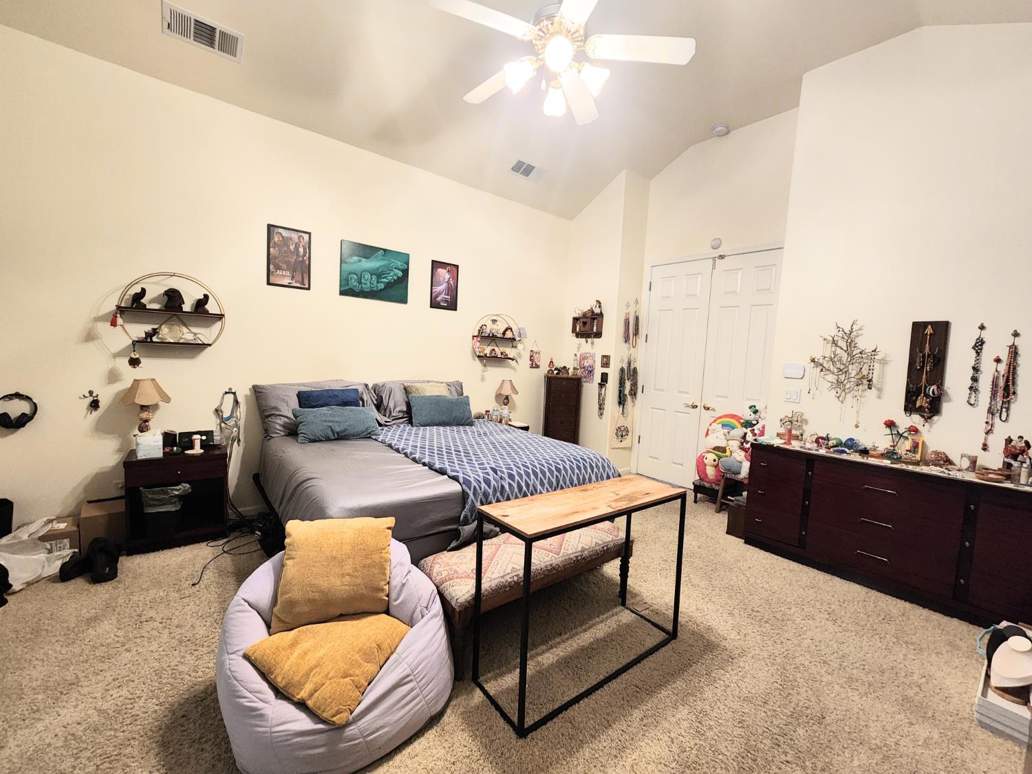 563 W Omaha Avenue, Clovis, CA, 93619