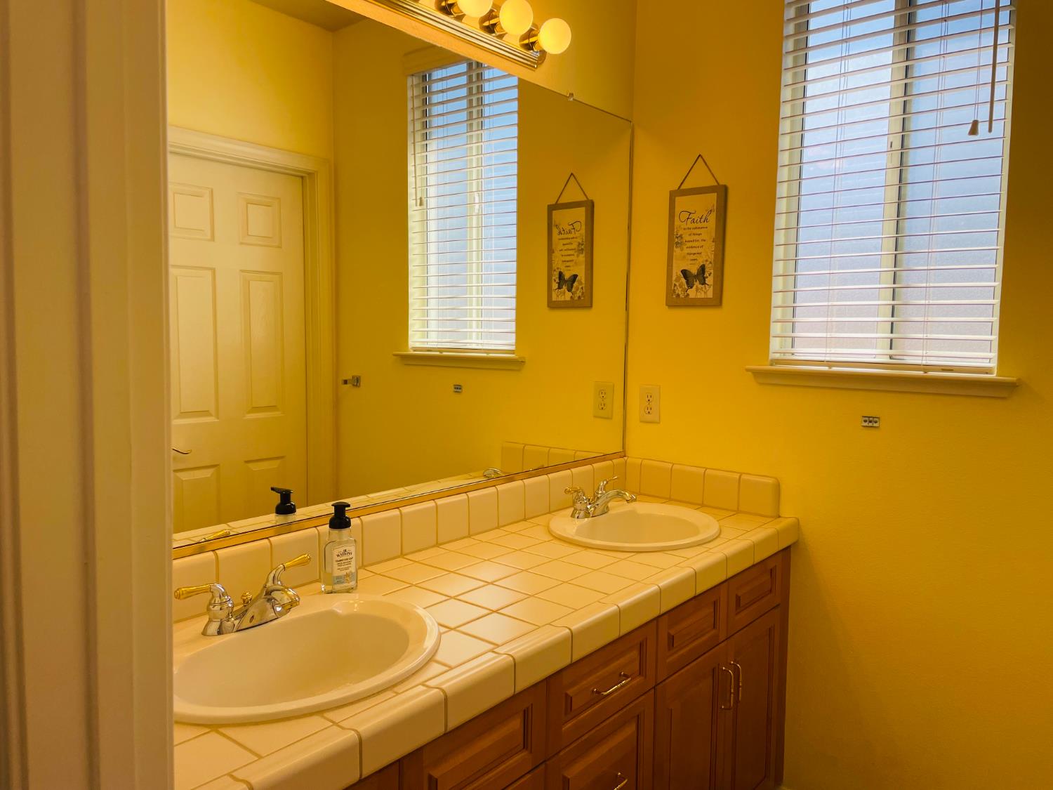 563 W Omaha Avenue, Clovis, CA, 93619