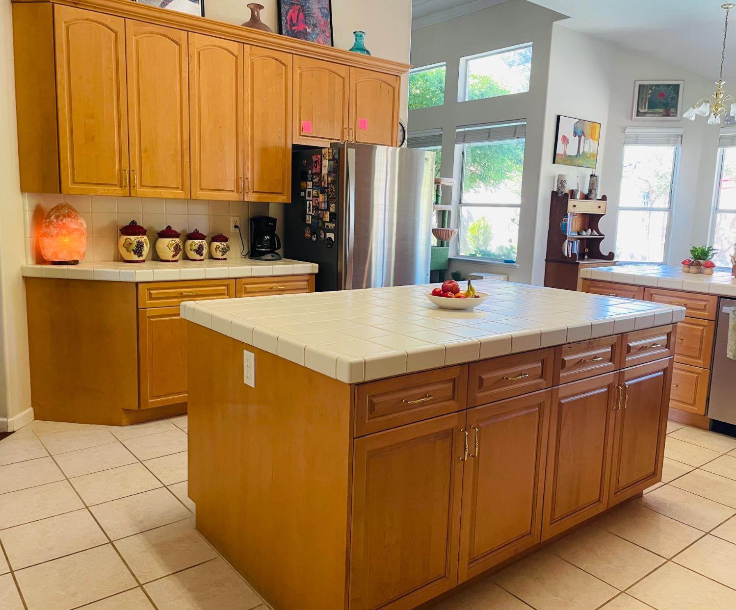 563 W Omaha Avenue, Clovis, CA, 93619