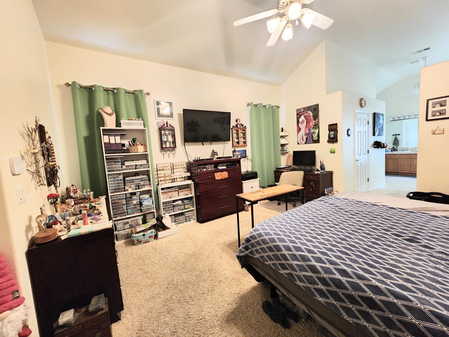 563 W Omaha Avenue, Clovis, CA, 93619