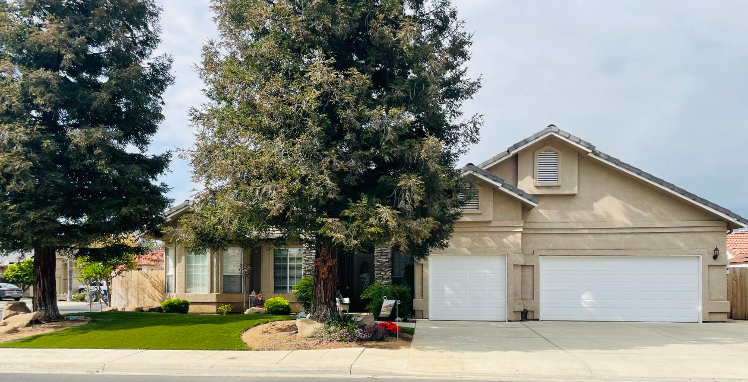 563 W Omaha Avenue, Clovis, CA, 93619