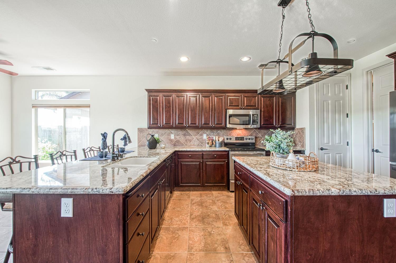 2952 25th Avenue, Kingsburg, CA, 93631