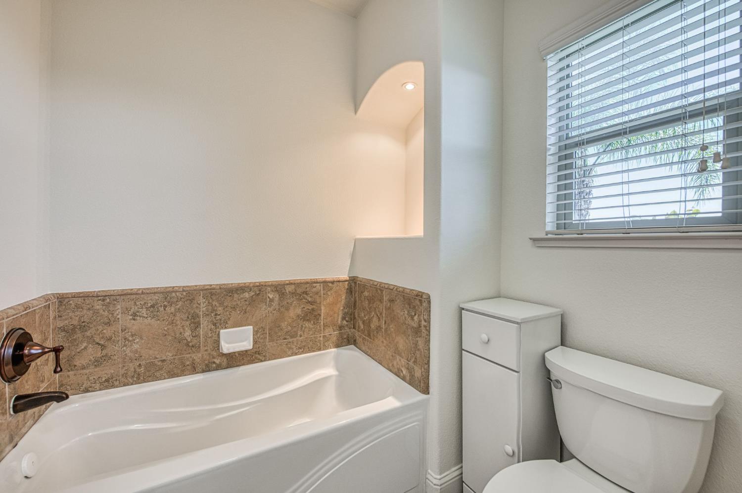 2952 25th Avenue, Kingsburg, CA, 93631