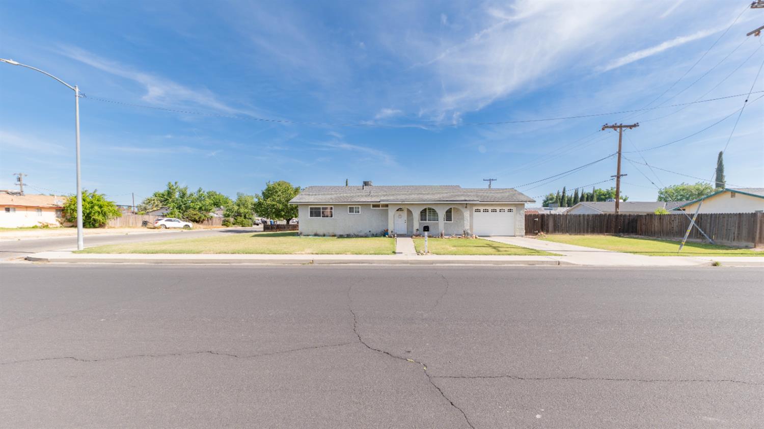 Single Family in Lemoore - photo 2