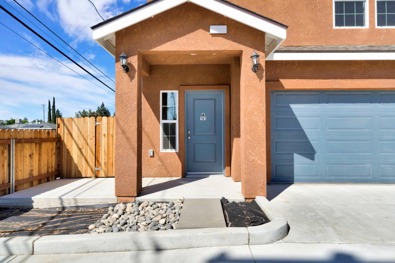 Triplex in Fresno - photo 2