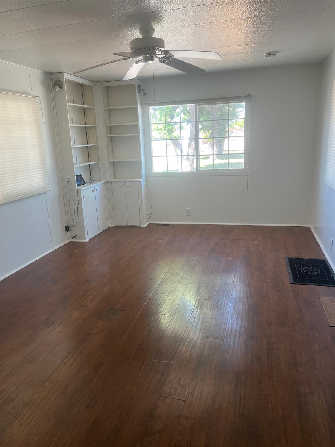 Mobile Home in Fresno - photo 2
