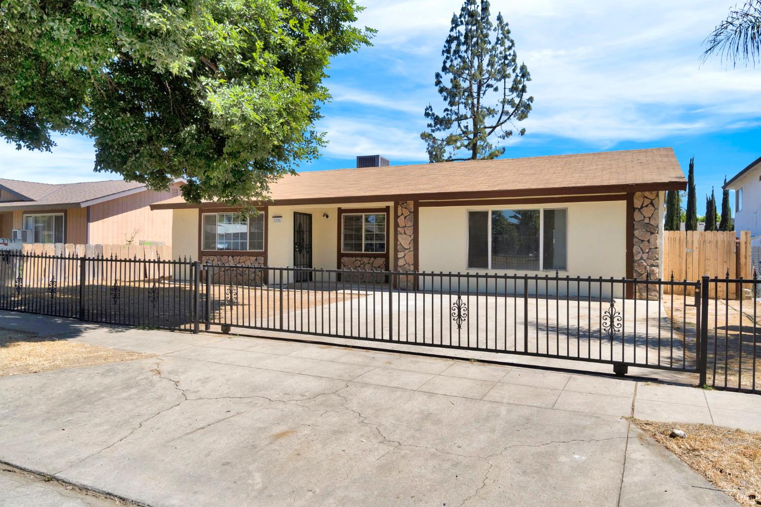 Single Family in Fresno - photo 2