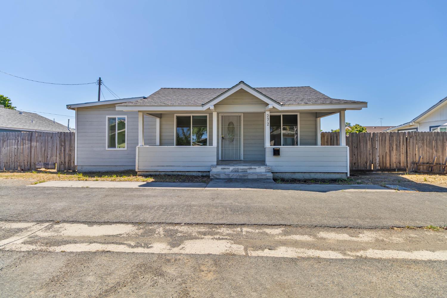 Single Family in Lindsay - photo 2