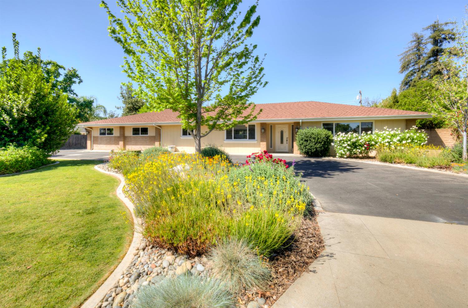 Single Family in Fresno - photo 2