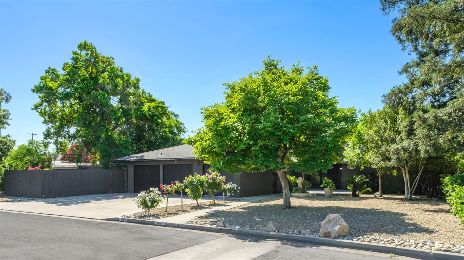 Single Family in Fresno - photo 2