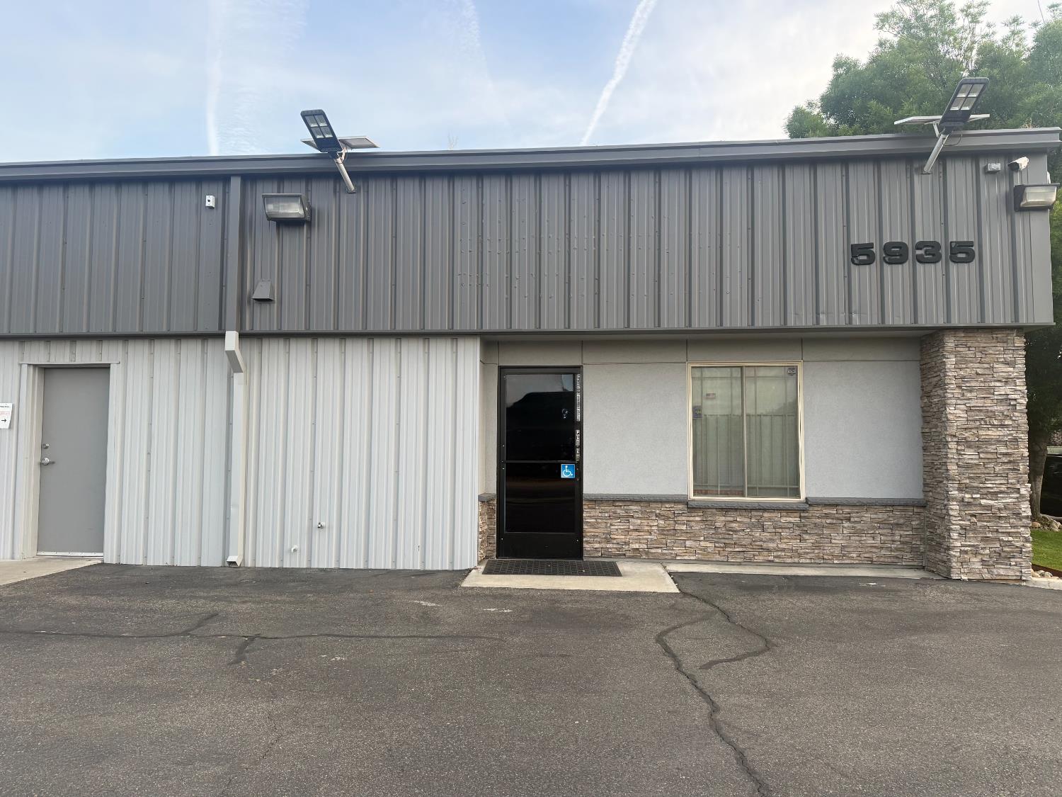 Commercial in Fresno - photo 2