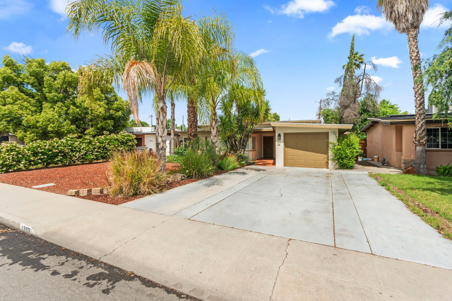 Single Family in Fresno - photo 2