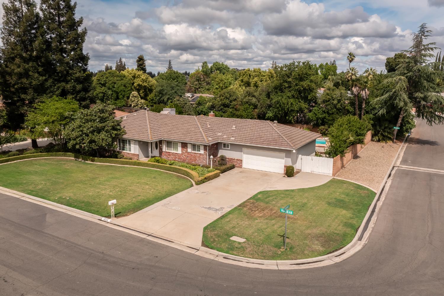 Single Family in Fresno - photo 2