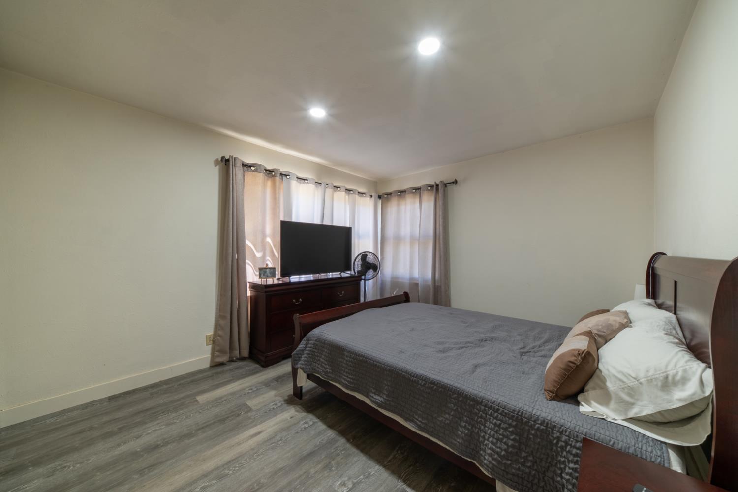 1004 W Pontiac Way, Fresno, CA, 93705