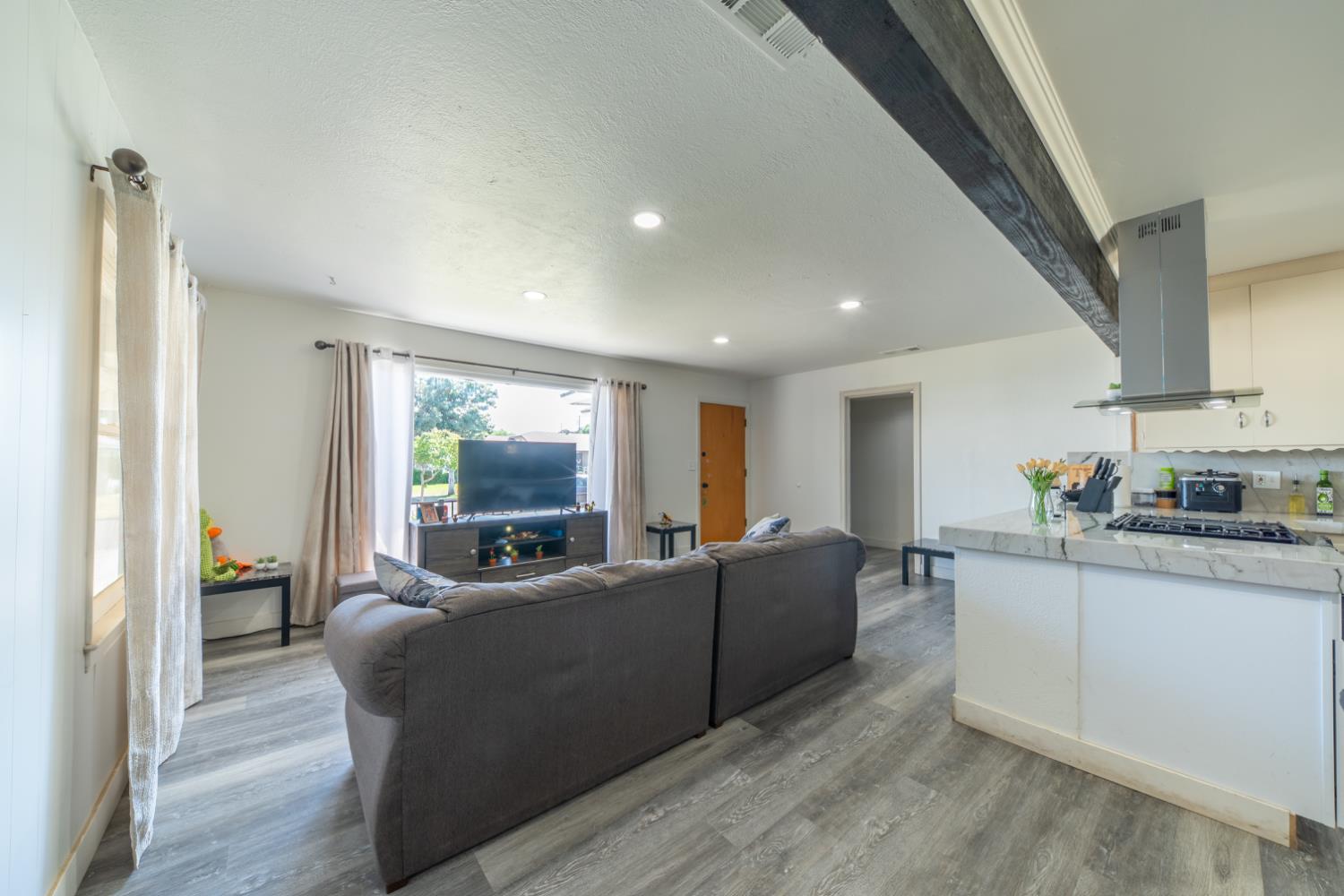 1004 W Pontiac Way, Fresno, CA, 93705