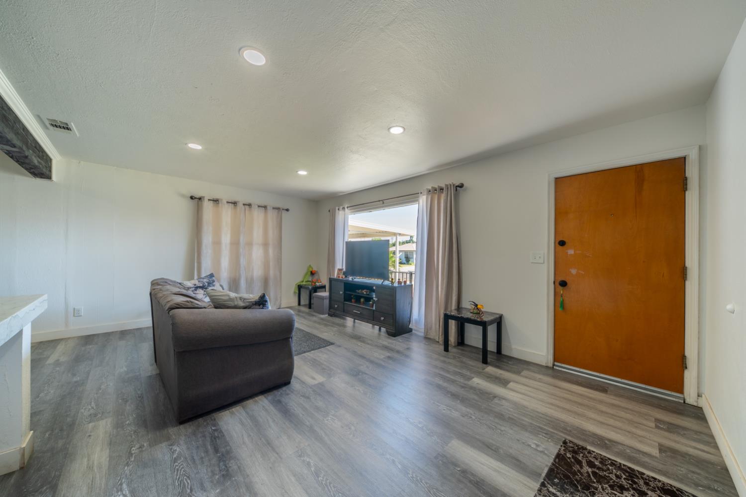 1004 W Pontiac Way, Fresno, CA, 93705