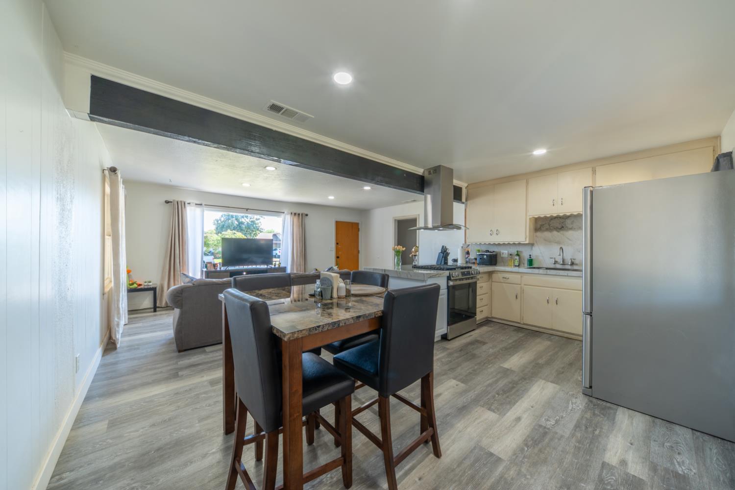 1004 W Pontiac Way, Fresno, CA, 93705