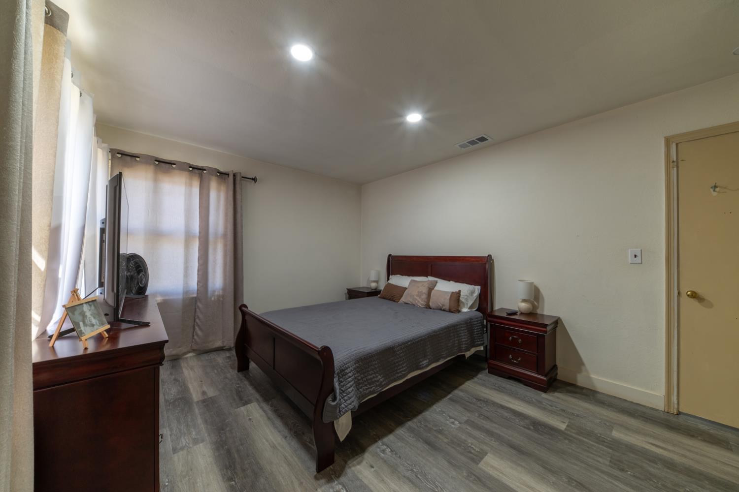 1004 W Pontiac Way, Fresno, CA, 93705