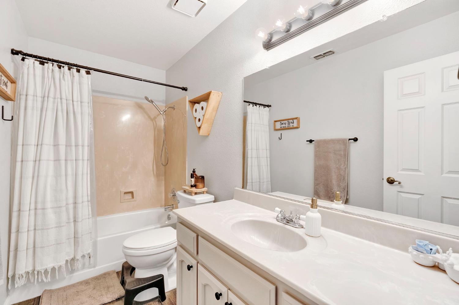 42 Mckelvy Ave, Clovis, CA, 93611