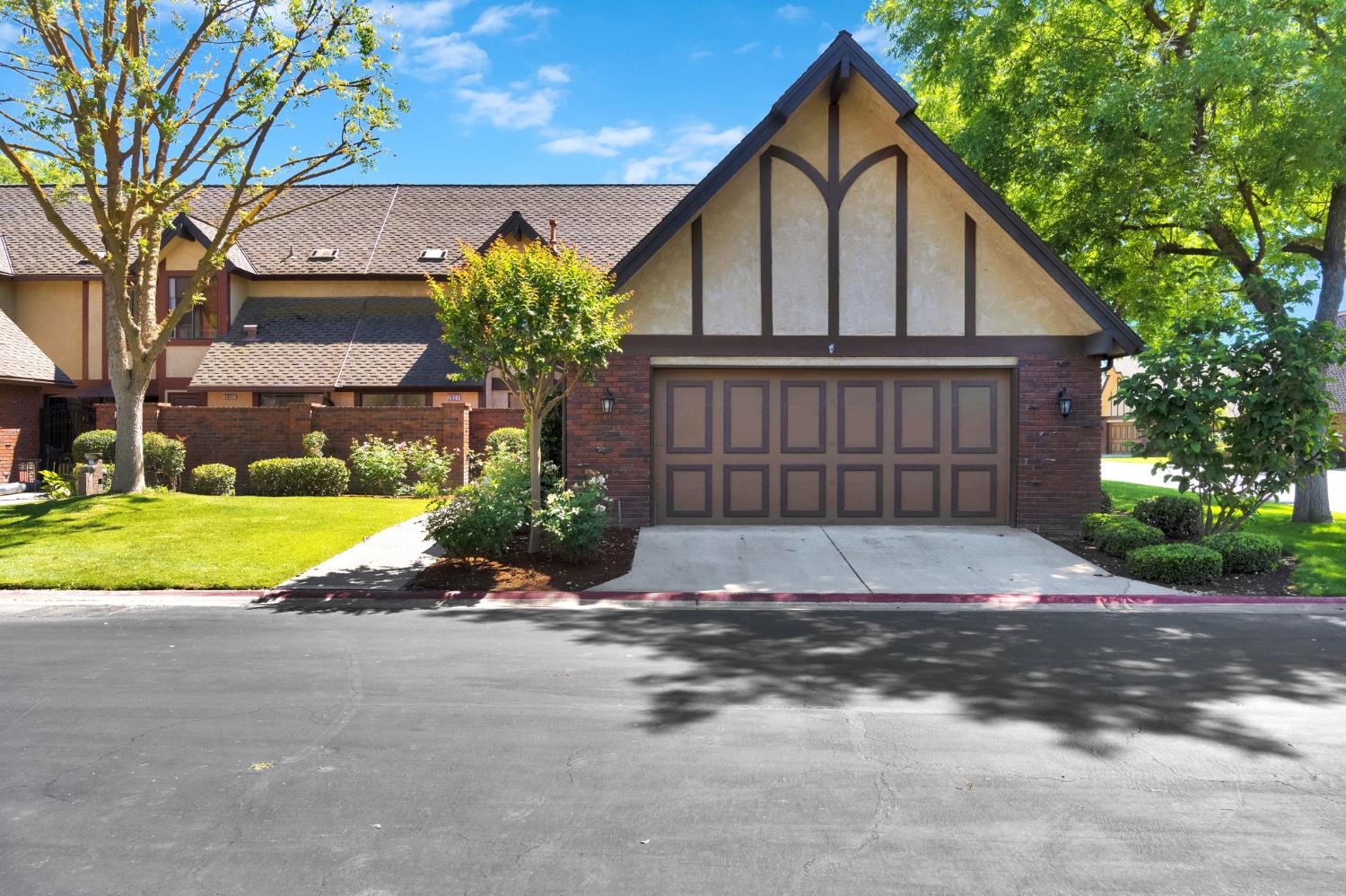 Townhouse in Fresno - photo 3