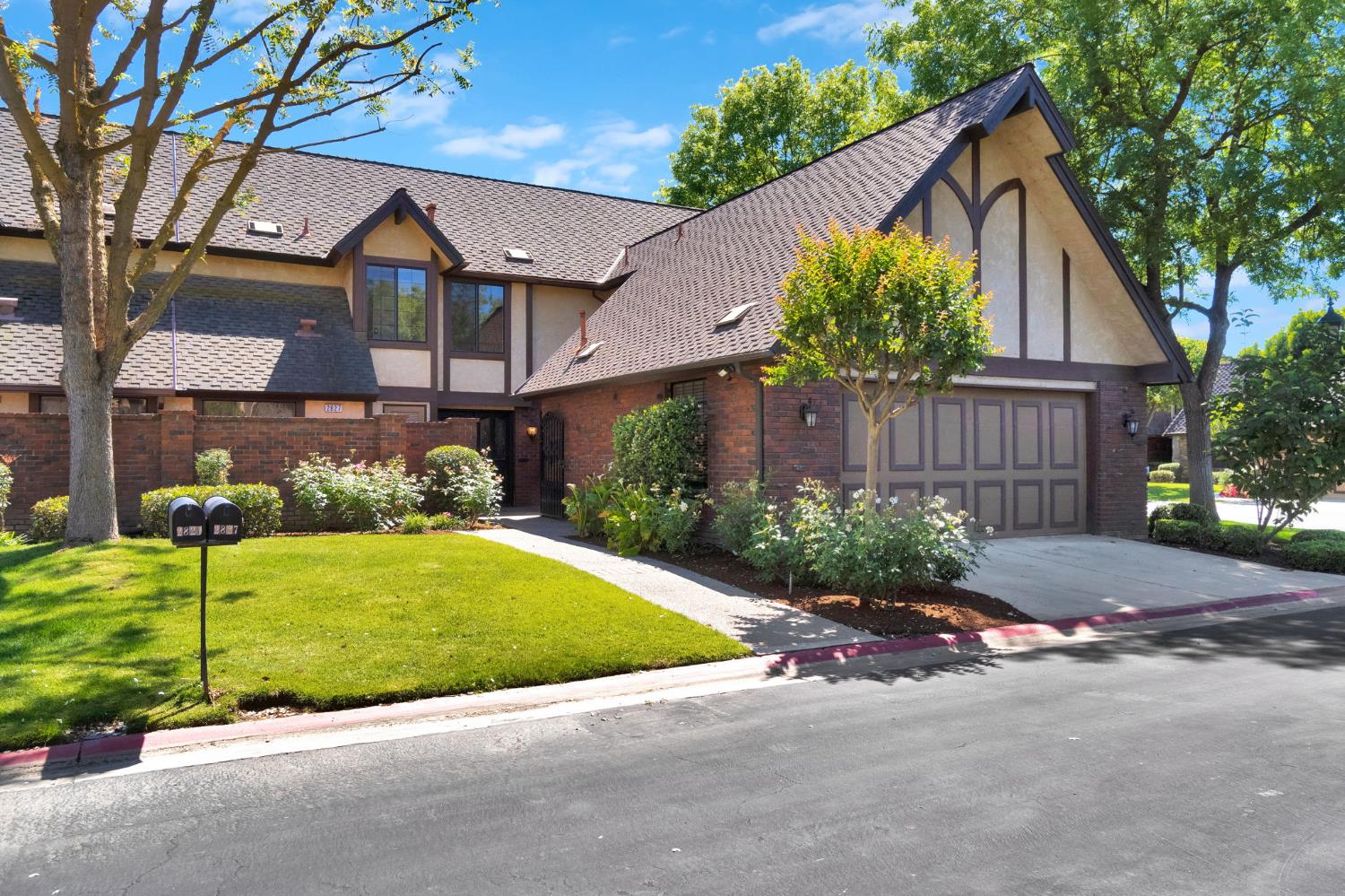 Townhouse in Fresno - photo 2