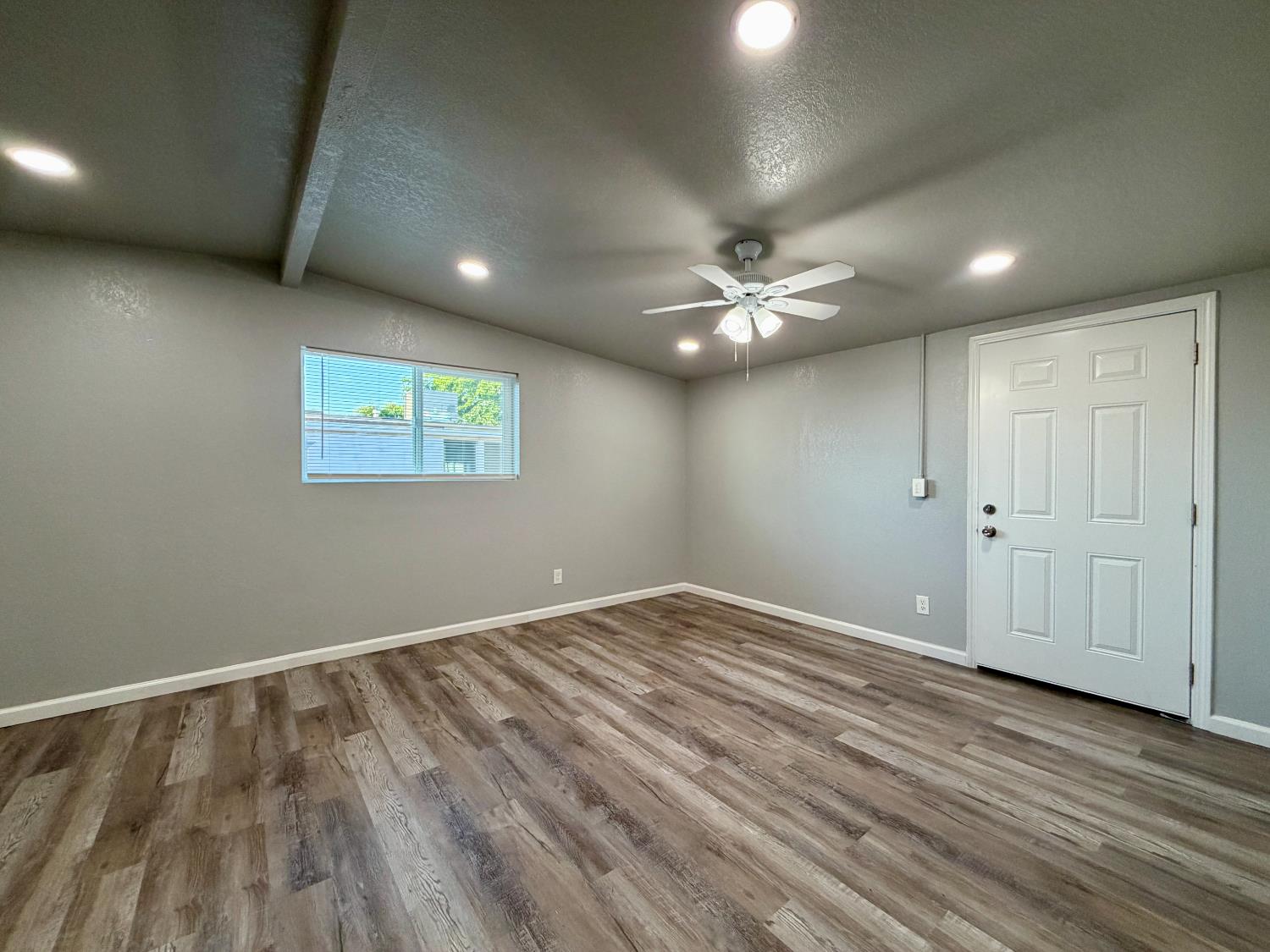 Single Family in Sanger - photo 2