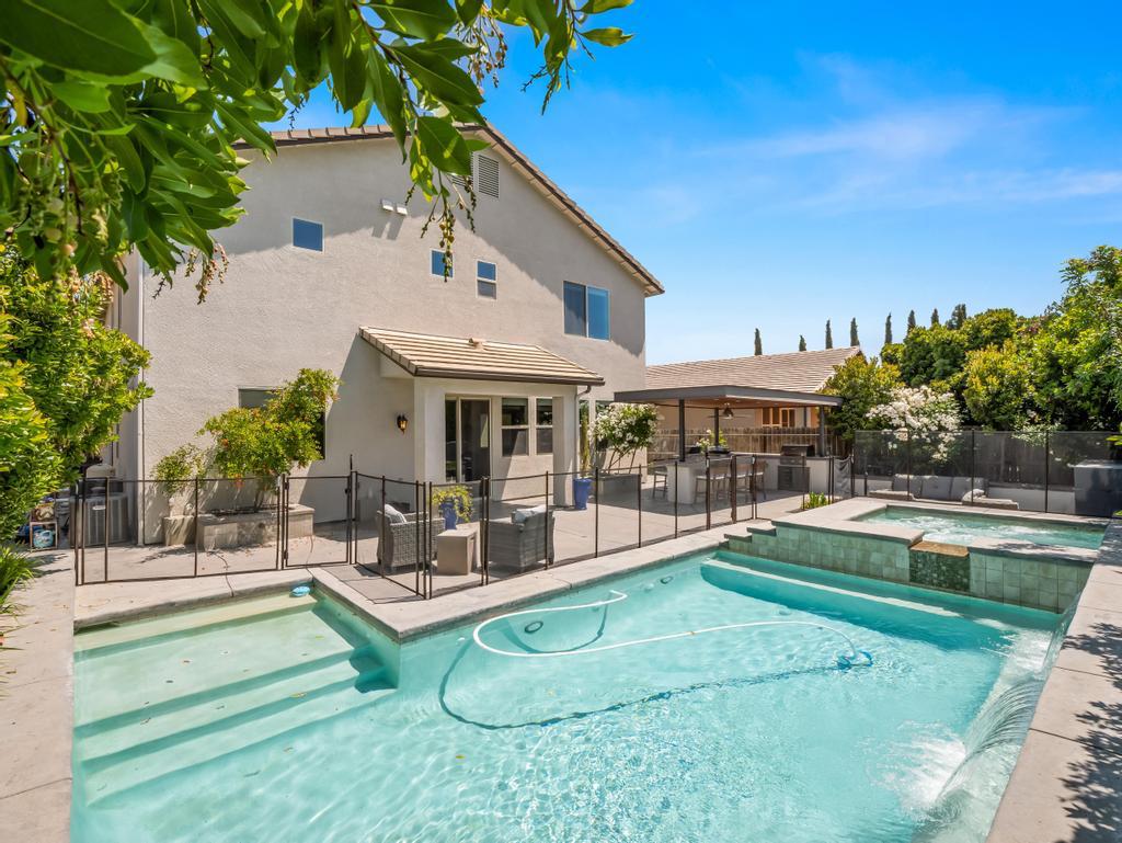 Single Family in Fresno - photo 3