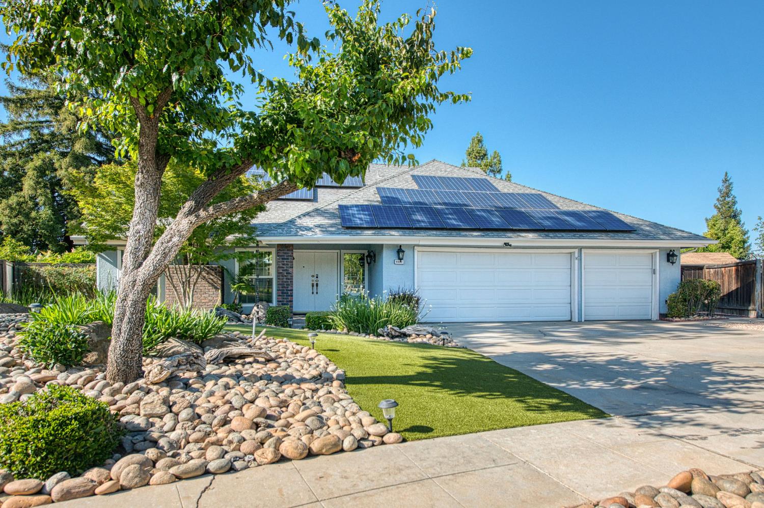 Single Family in Fresno - photo 2