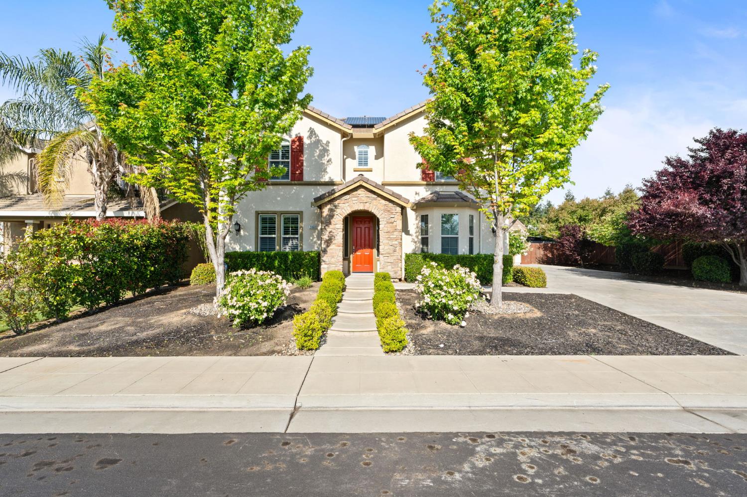 $750,000+