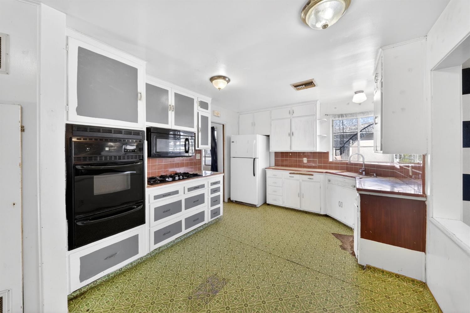 1025 W Fedora Avenue, Fresno, CA, 93705