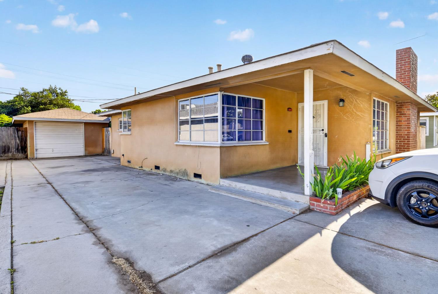 1025 W Fedora Avenue, Fresno, CA, 93705