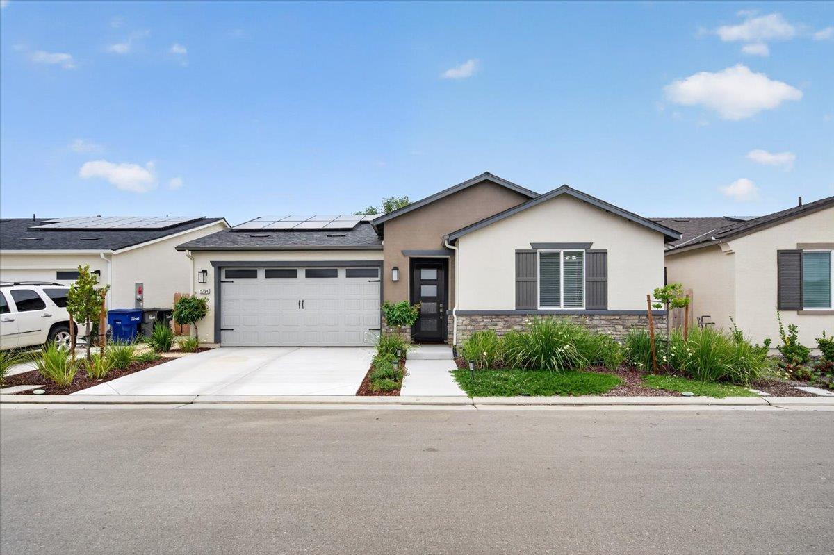 Single Family in Fresno - photo 2