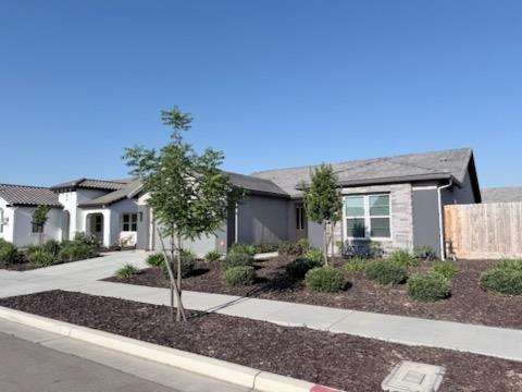Single Family in Kingsburg - photo 2
