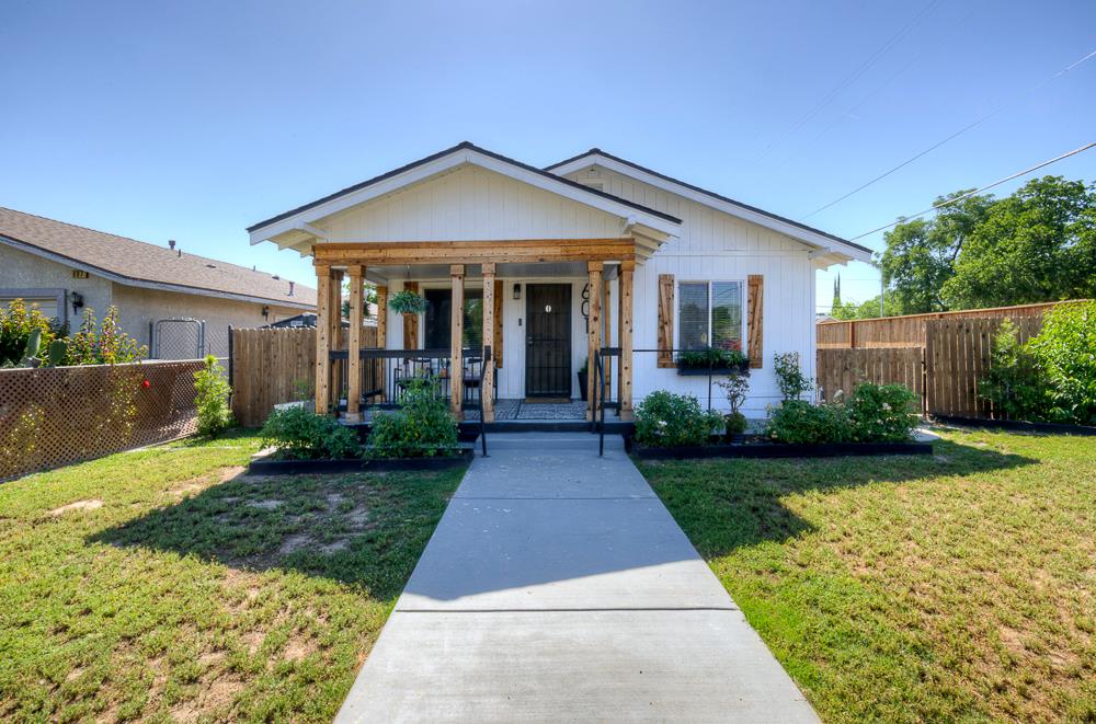Single Family in Sanger - photo 2