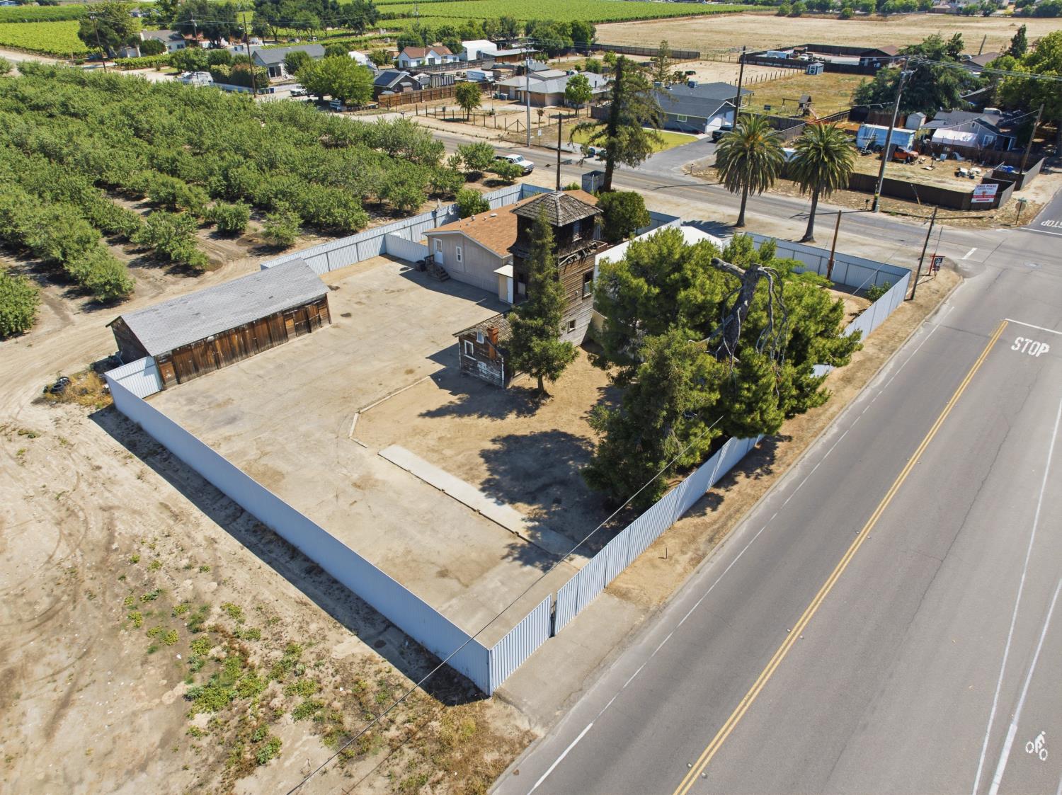 Single Family in Kingsburg - photo 2