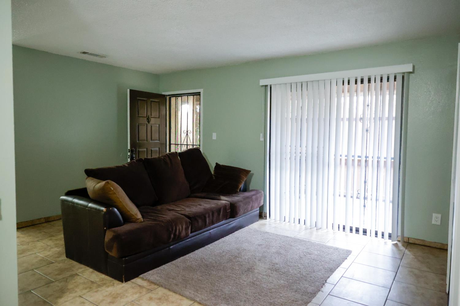 Condo in Fresno - photo 2