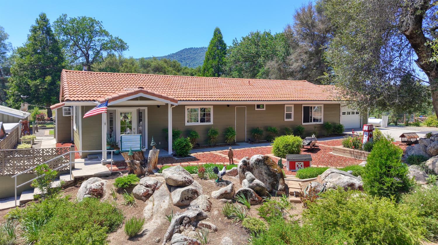 Single Family in Oakhurst