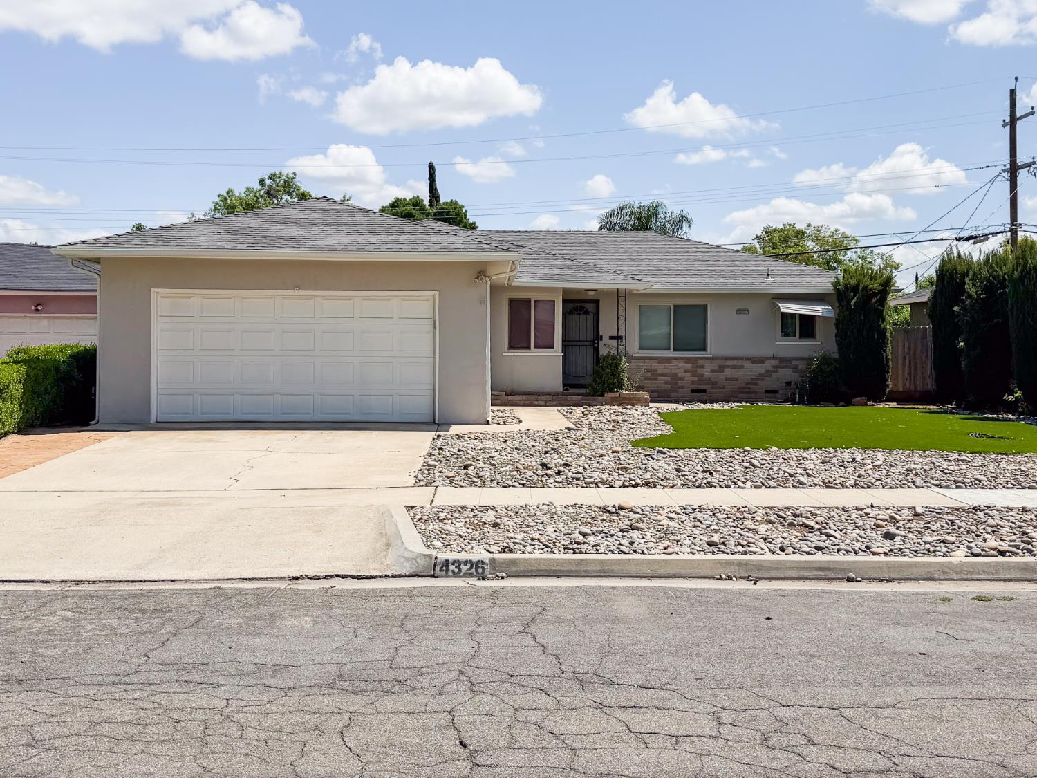 <p>Fresno-Clovis Featured listings</p>