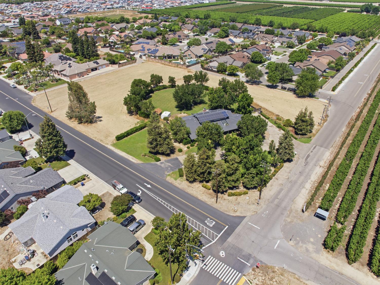 Single Family in Kingsburg - photo 2