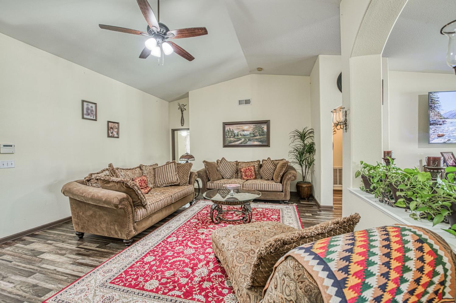Single Family in Kingsburg - photo 3