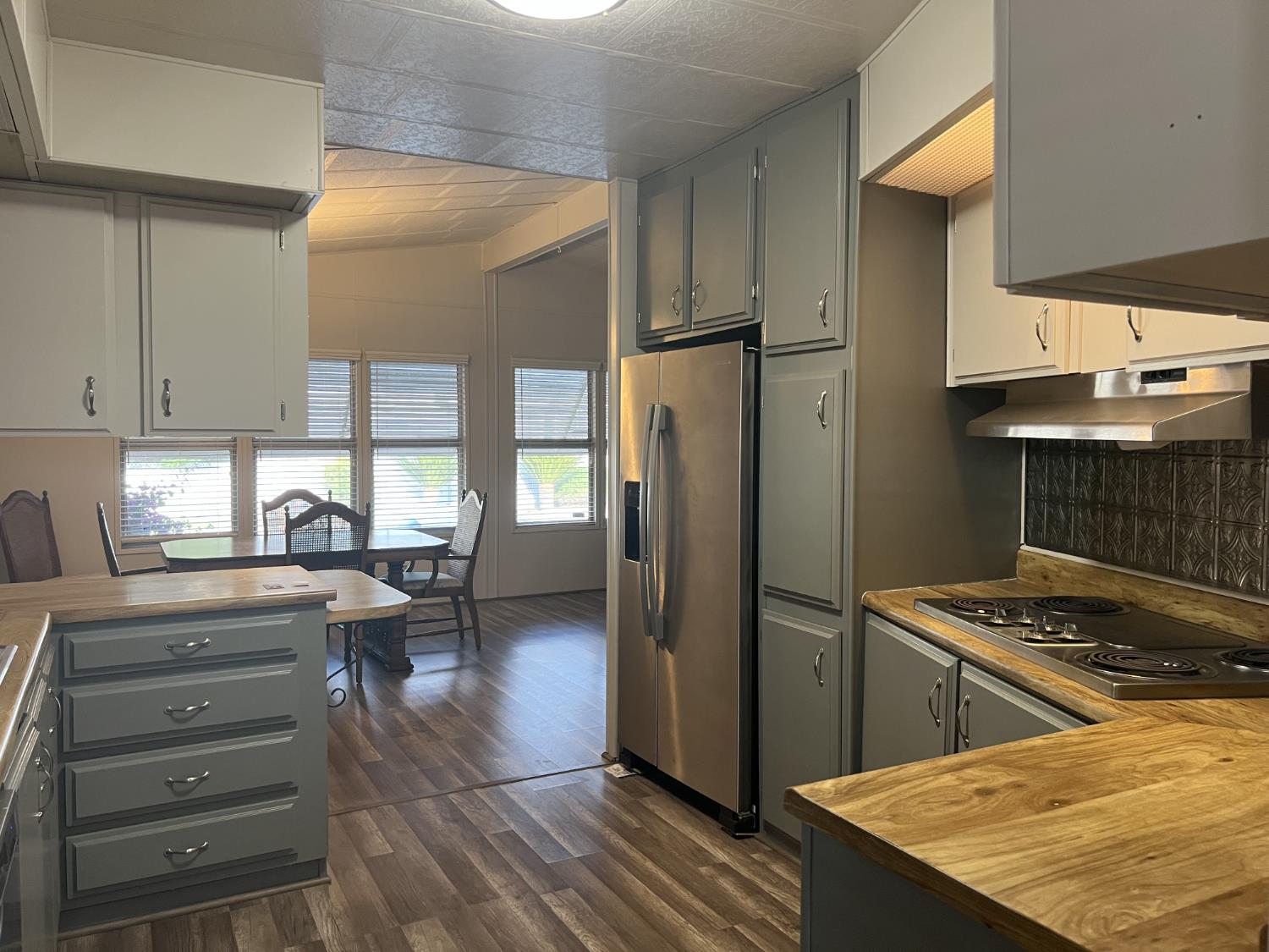 Mobile Home in Sanger - photo 2
