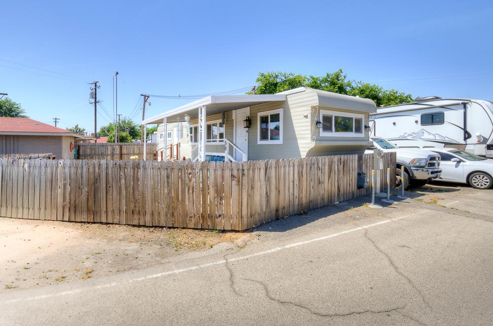 Mobile Home in Fresno - photo 2