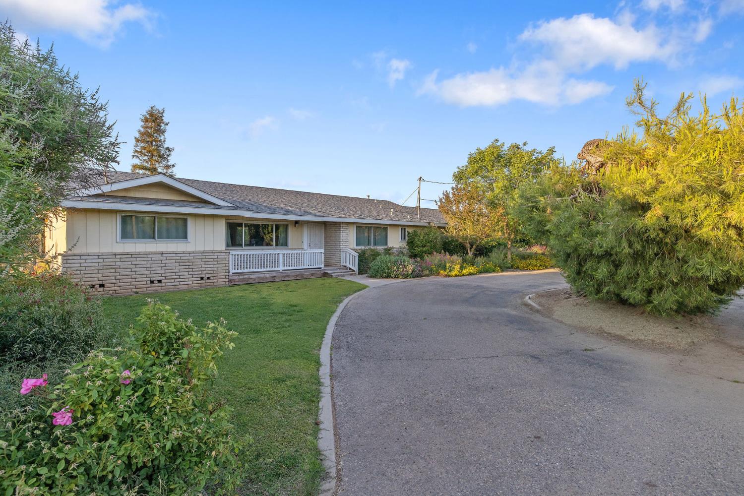 Single Family in Dinuba - photo 2