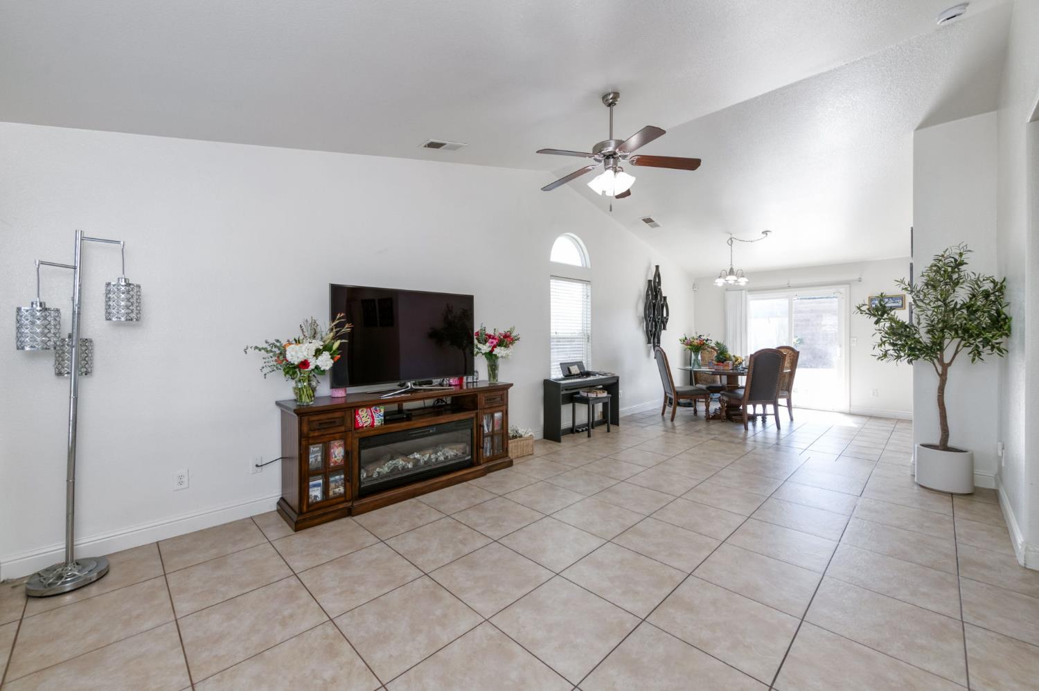 Single Family in Fresno - photo 3
