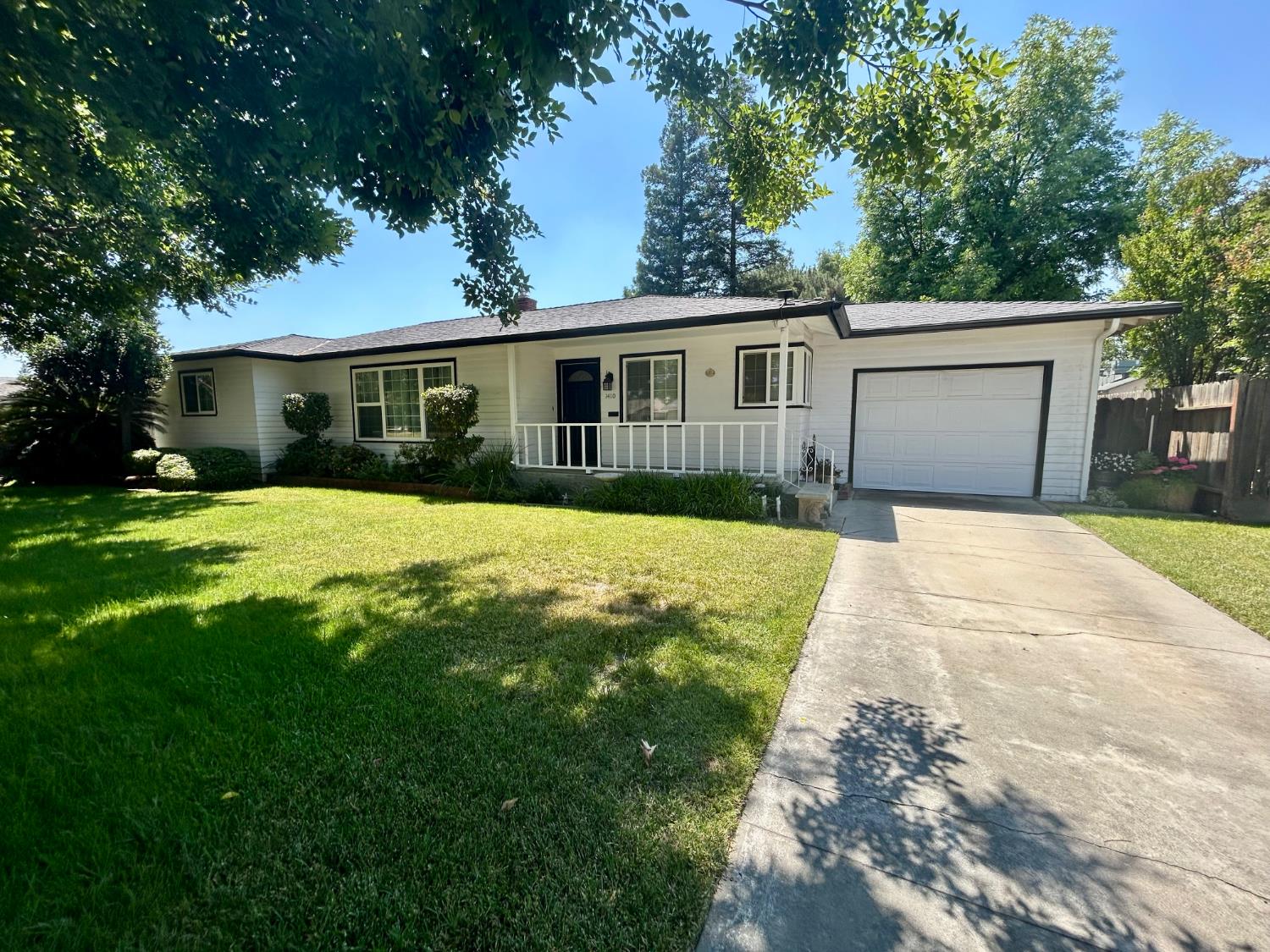Single Family in Kingsburg - photo 3