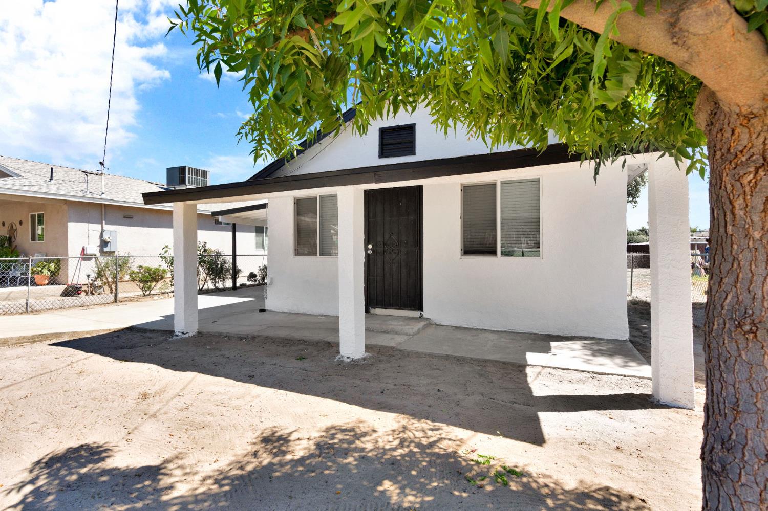 Single Family in Parlier - photo 2