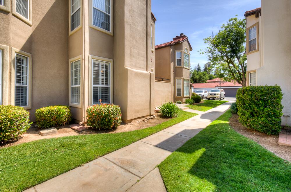 Condo in Fresno - photo 2